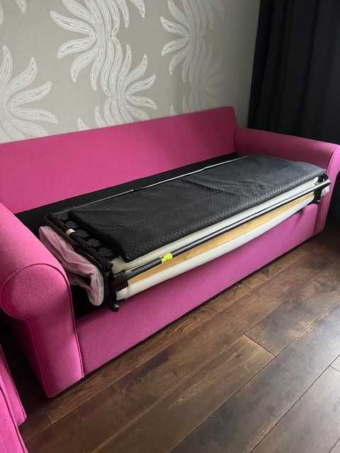 Sofa w różowym filcu z funkcją spania