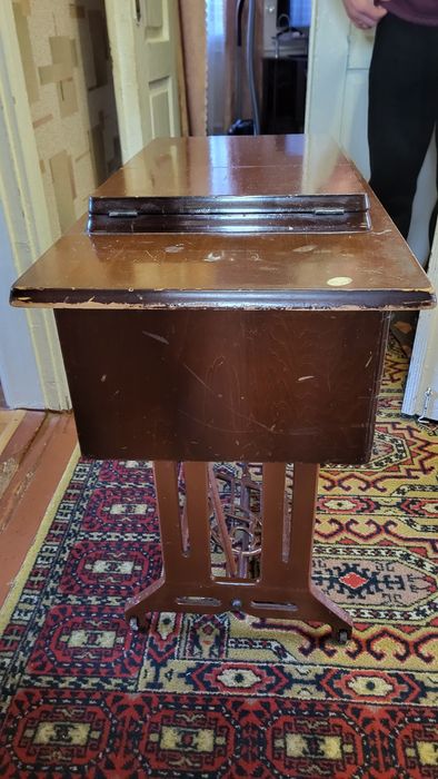 Швейна машинка Зінгер зі станиною в повному комплекті