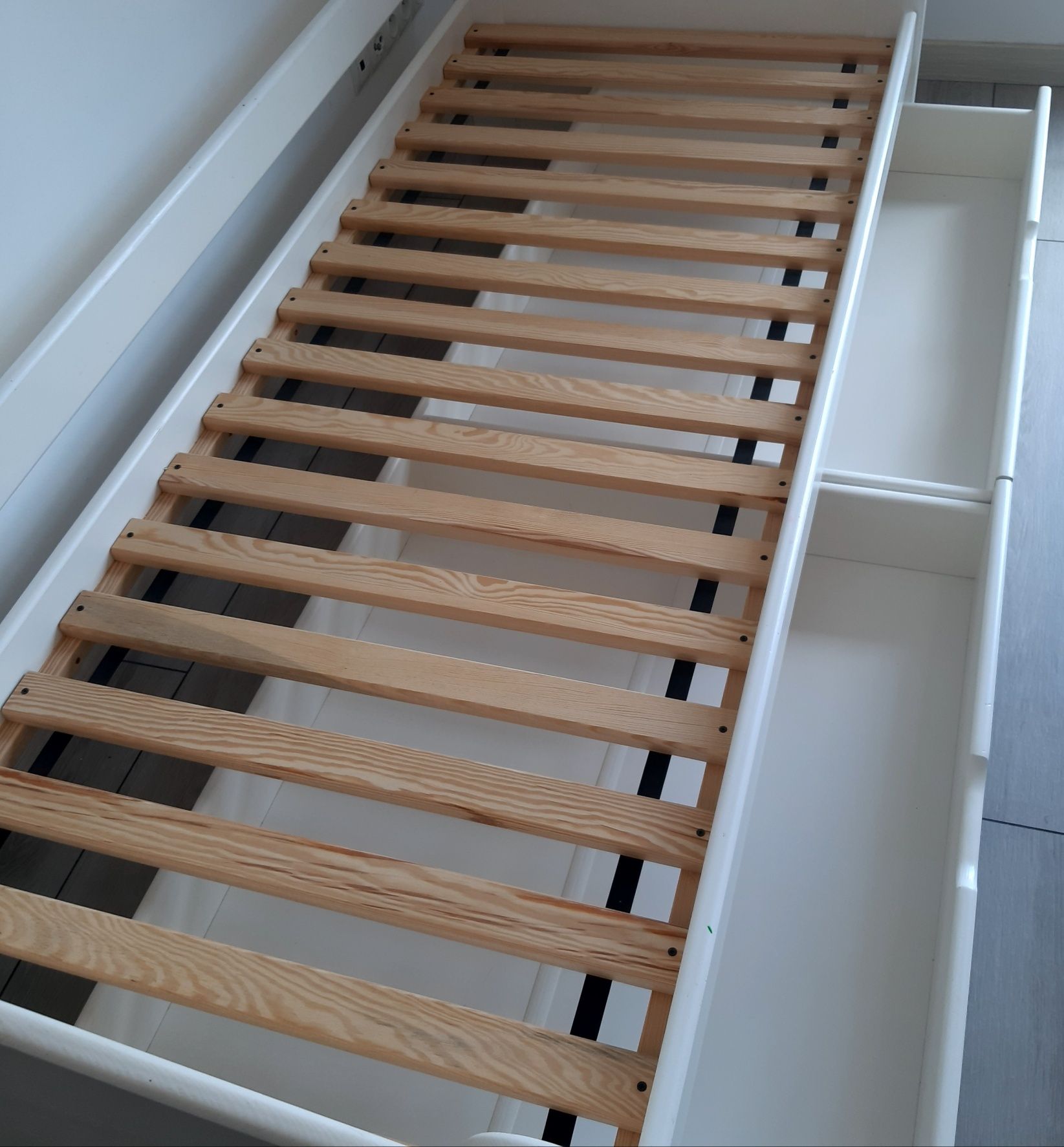 Solidne łóżko z szufladami i barierką