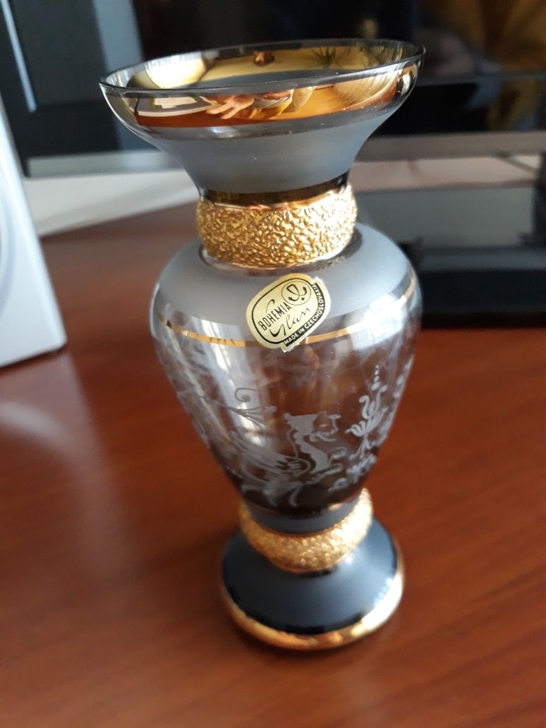 Декоративная ваза из дымчатого богемского стекла с позолотой