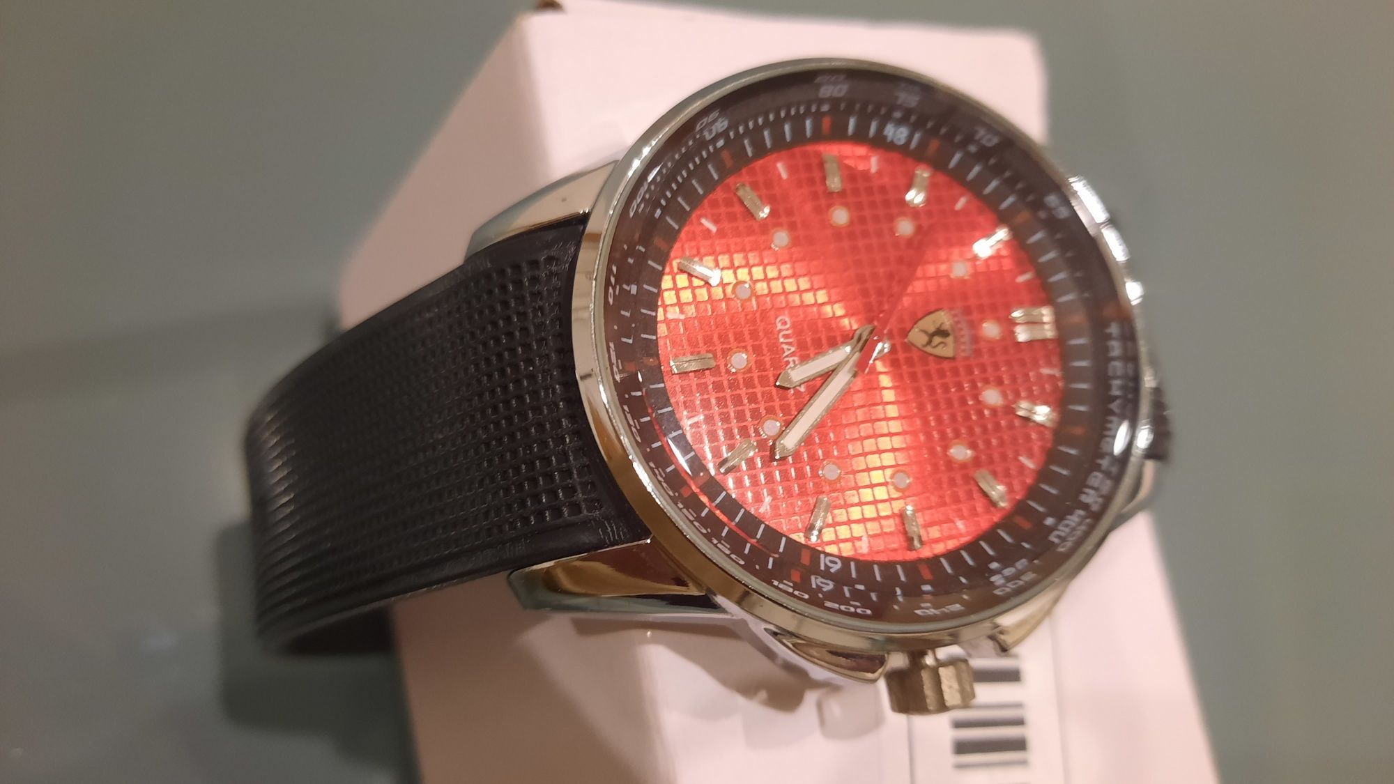 Relógio vermelho tipo Ferrari [como novo) linda prenda