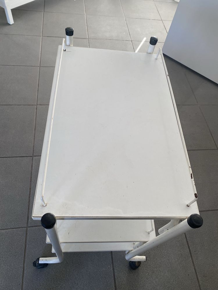 Mesa de estetica com rodas
