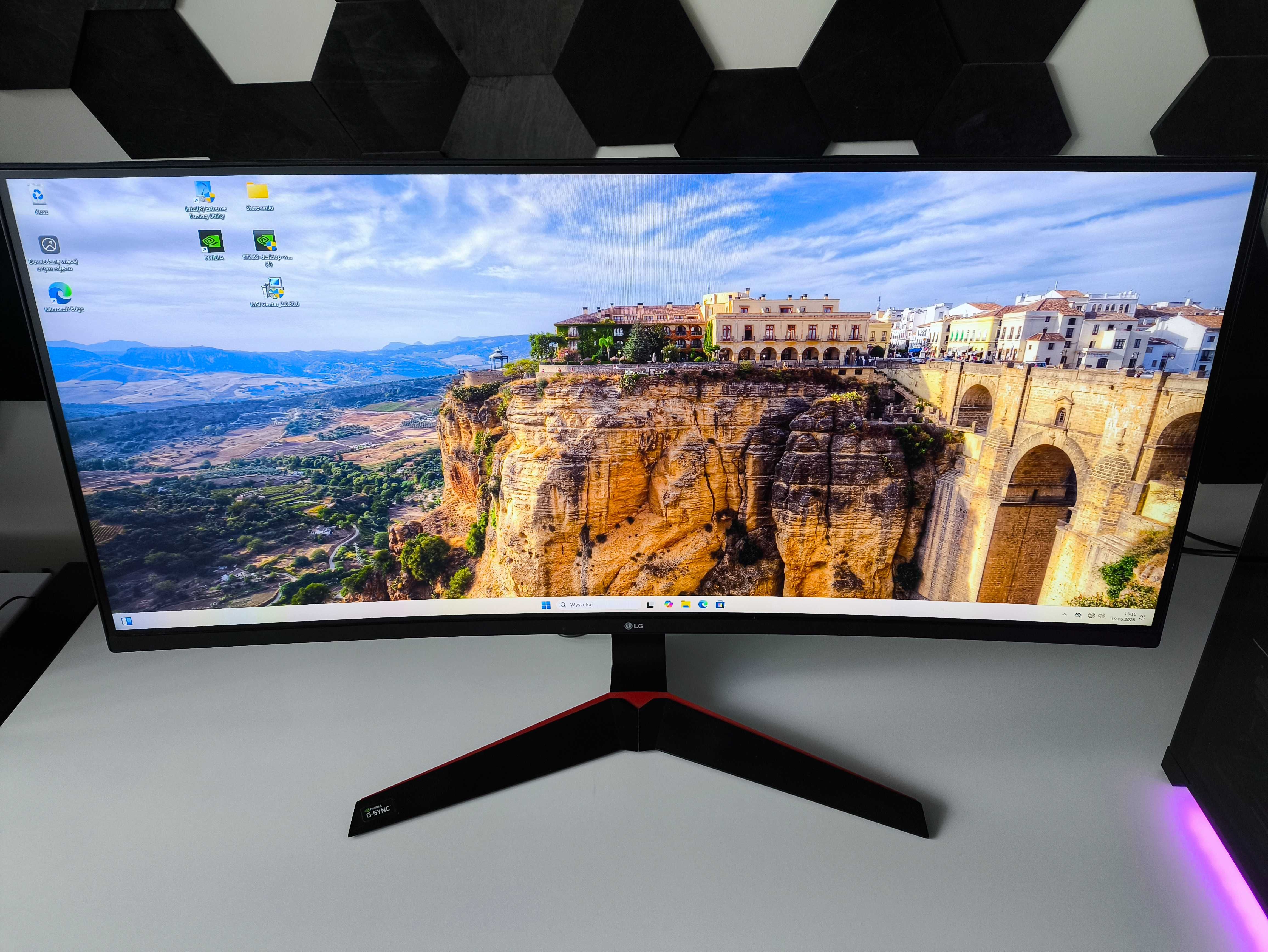 Komputer do gier z monitorem