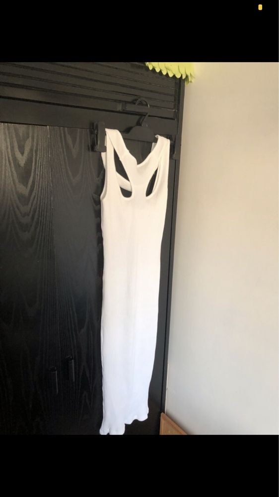 biała sukienka prążkowana ołówkowa z Asosa S