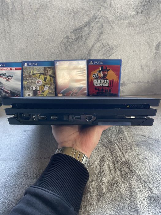 PlayStation 4 Pro 1TB + 2 джойстики + 4 гри