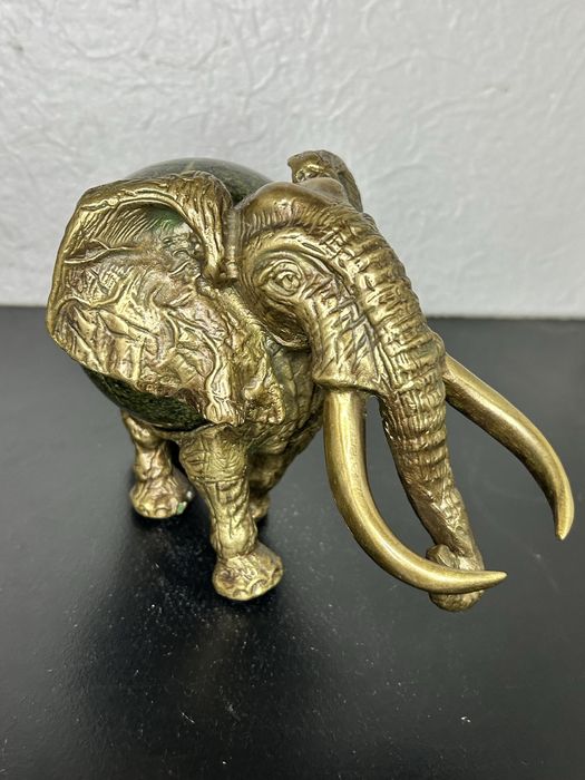 Бронзовая статуэтка Слон с Шаром , камень змеевик