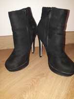 Botins/ botas pretas carmuça