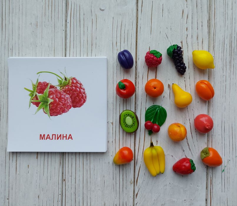 Набір мініатюрних фруктів та карток