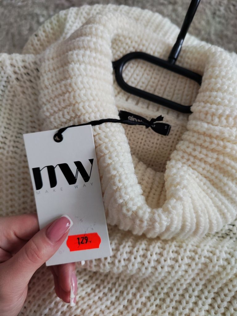 Kremowy, biały sweter sukienka Gina Tricot z golfem