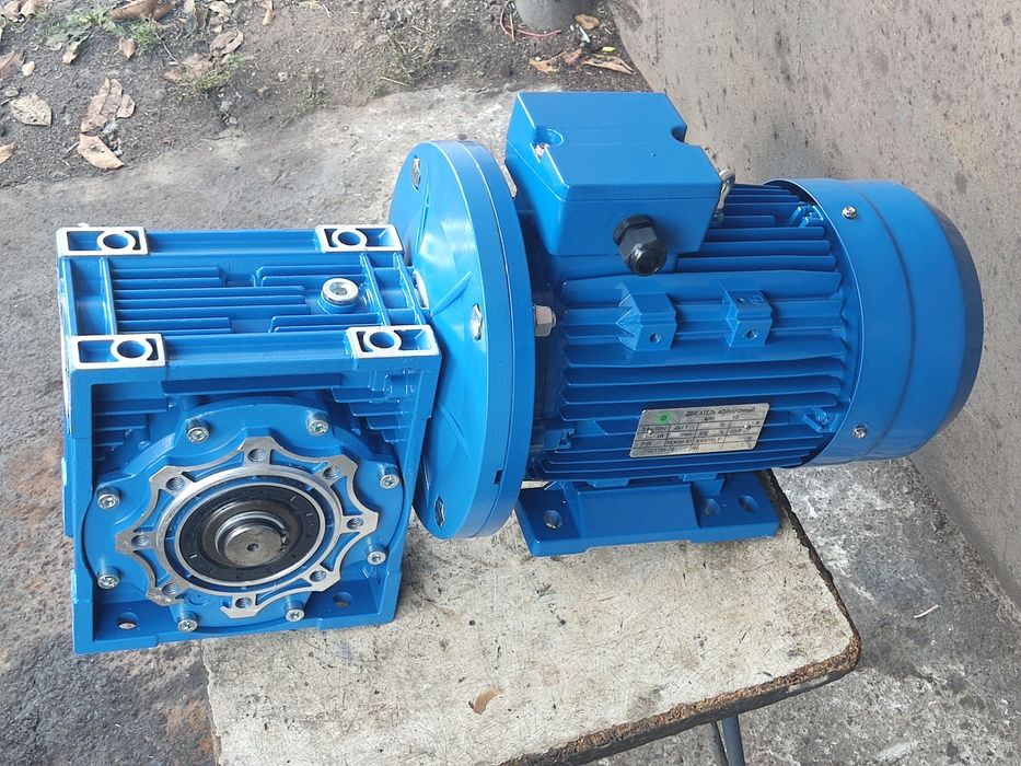 мотор-редуктор NMRV090 на 47, 56, 70, 93, 140 об/мин 4 кВт 500 Н.м.