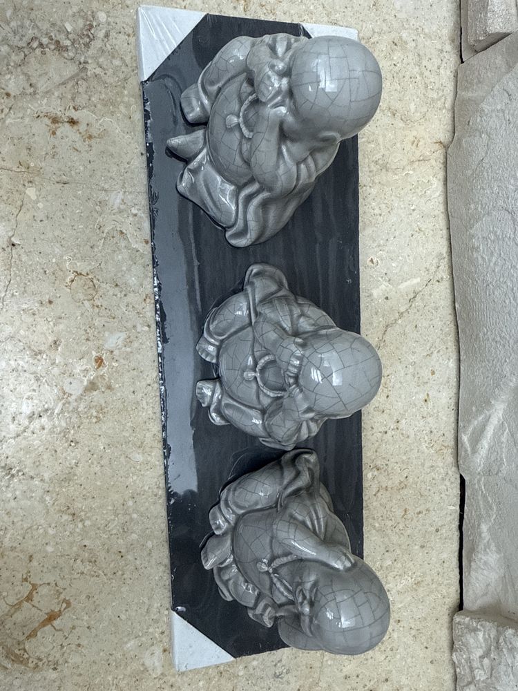 Ceramiczny Budda na kamieniu nie mowie nie slysze nie widze