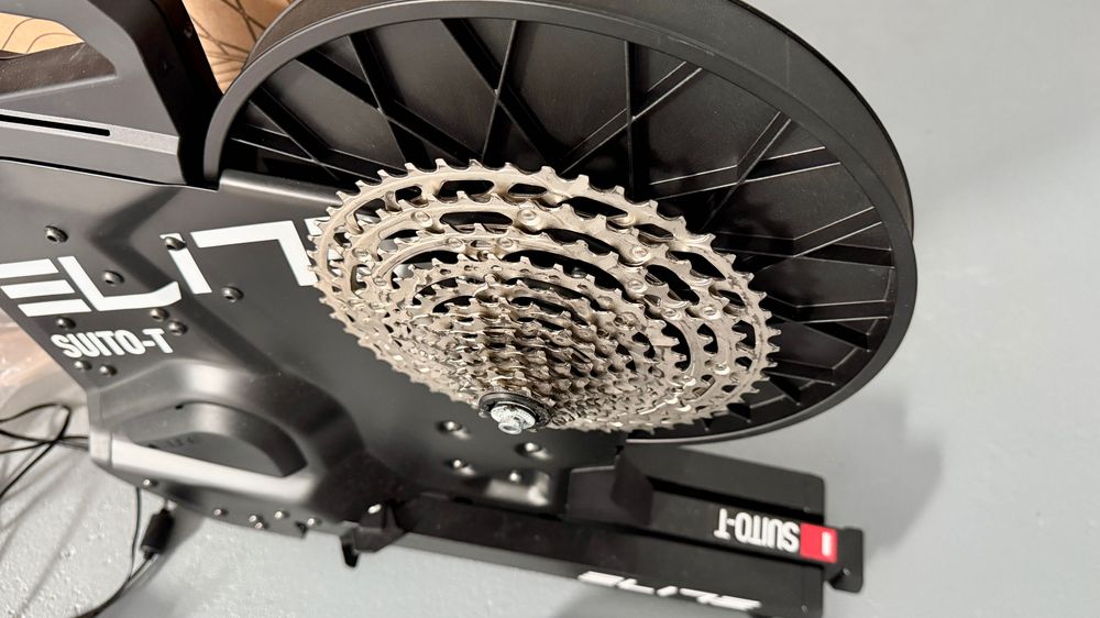 Trenażer rowerowy Elite Suito T + Kaseta shimano 12 rzędowa 10-51