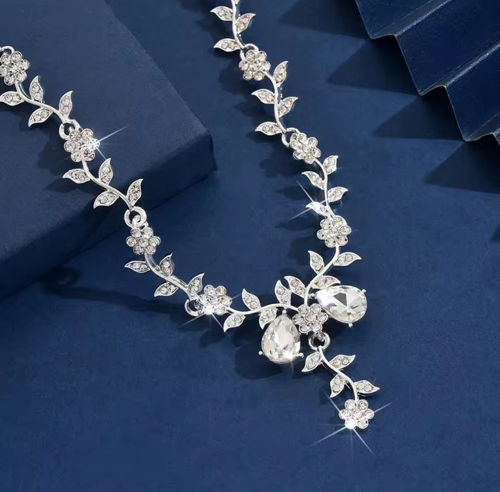 Весільне кольє для нареченої зі сраз