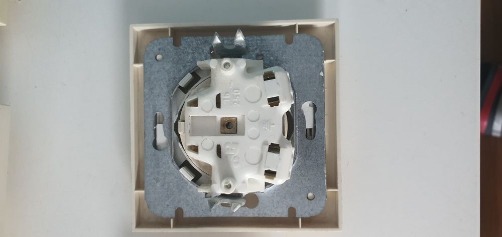 Gniazdka elektryczne podwójne