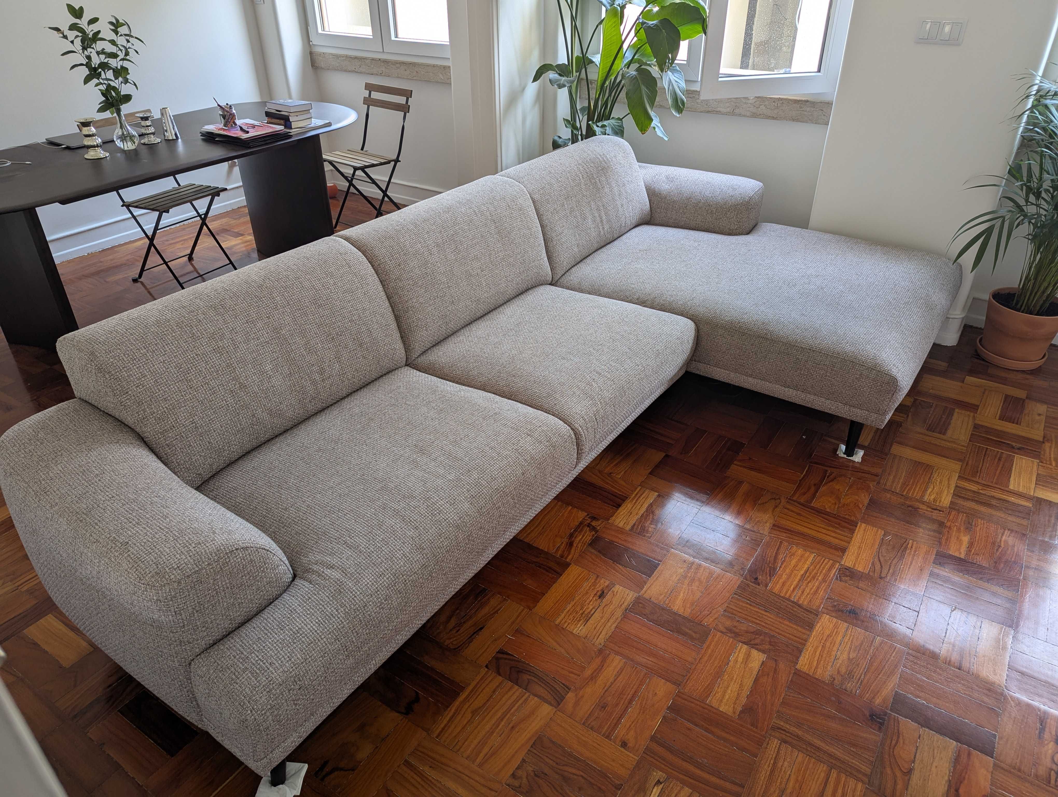 Sofá com chaise-longue à direita