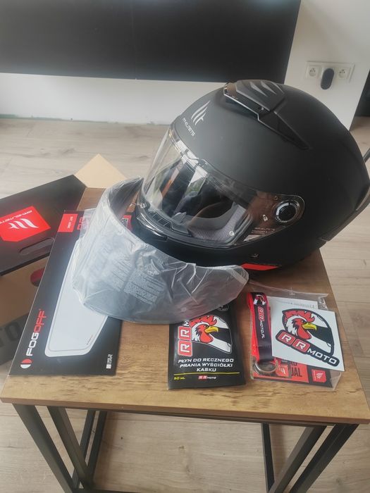 Kask integralny MT THUNDER 4 SV SOLID czarny mat
czarny ma