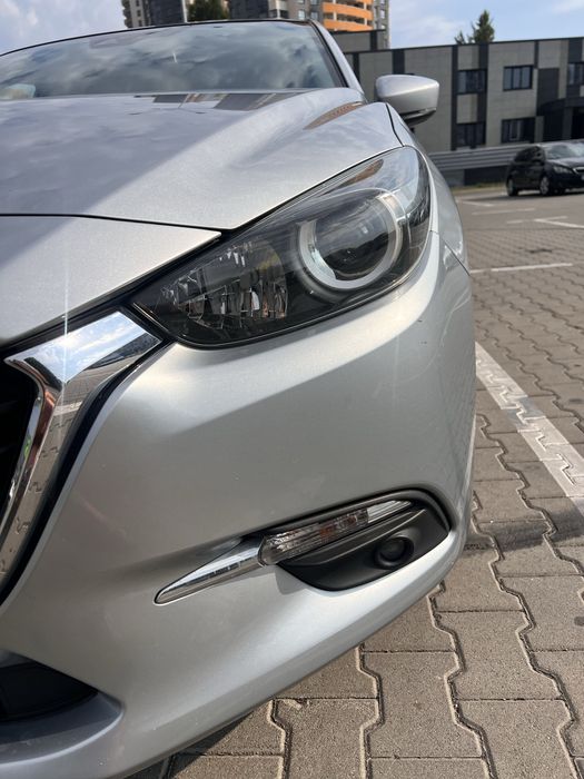 Автомобіль машина хетчбек седан