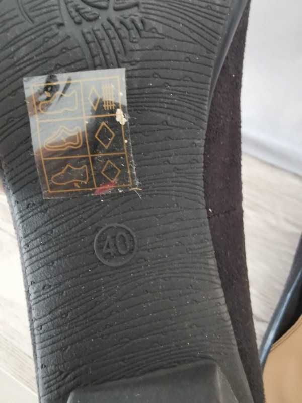 Sapatos pretos em nobuck, tamanho 40, para senhora