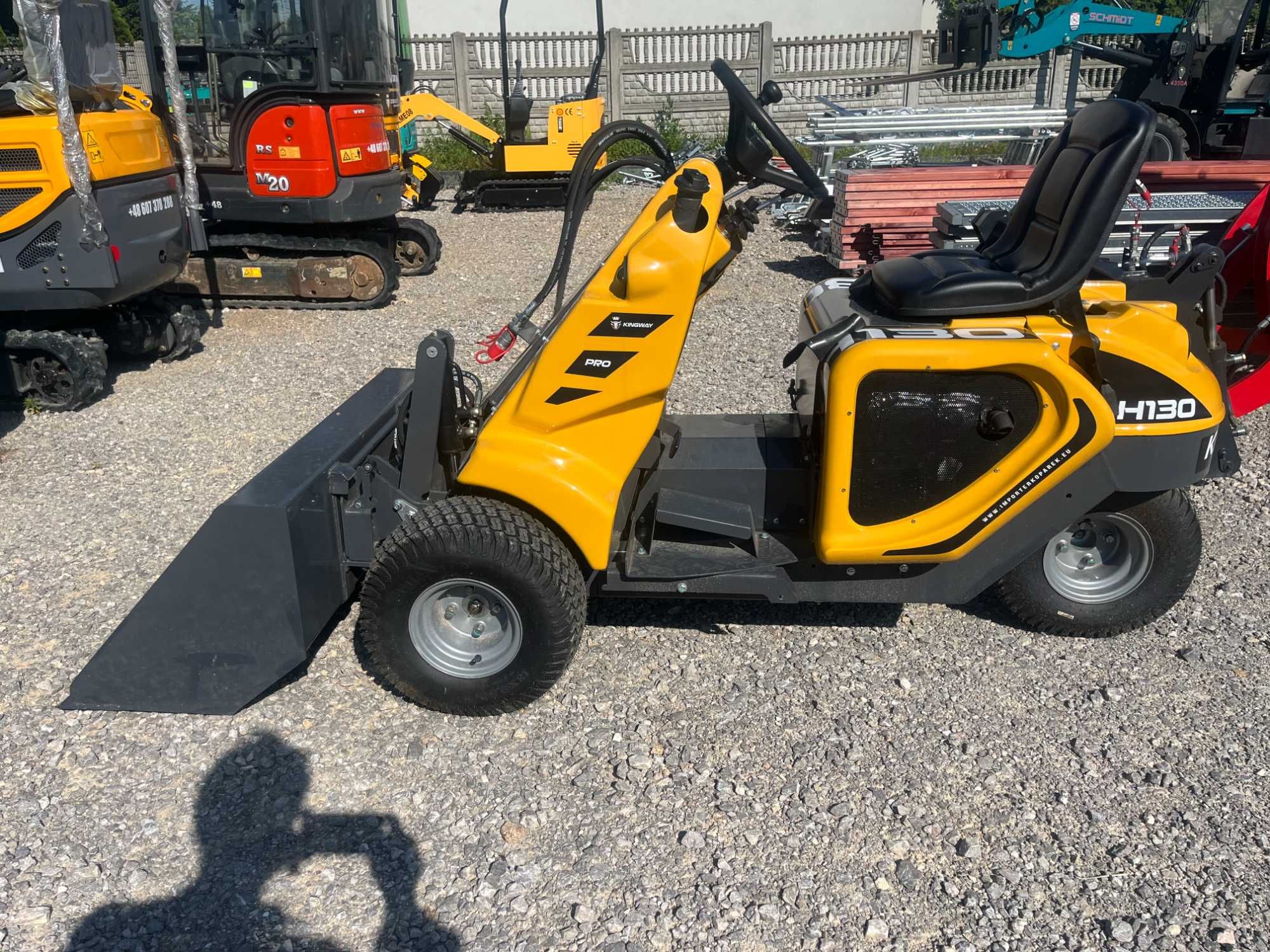 Minikoparka mini koparka ładowarka , wozidło . Nowe róznej wielkości