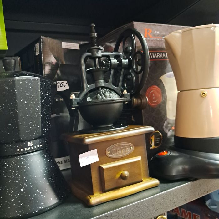 Młynek ręczny drewniany retro z kołem do kawy dekoracyjny
