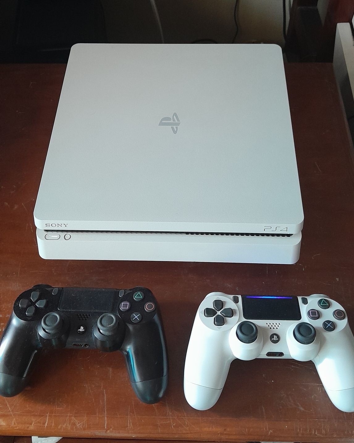 Vendo ps4 slim 1tb com 2 comandos