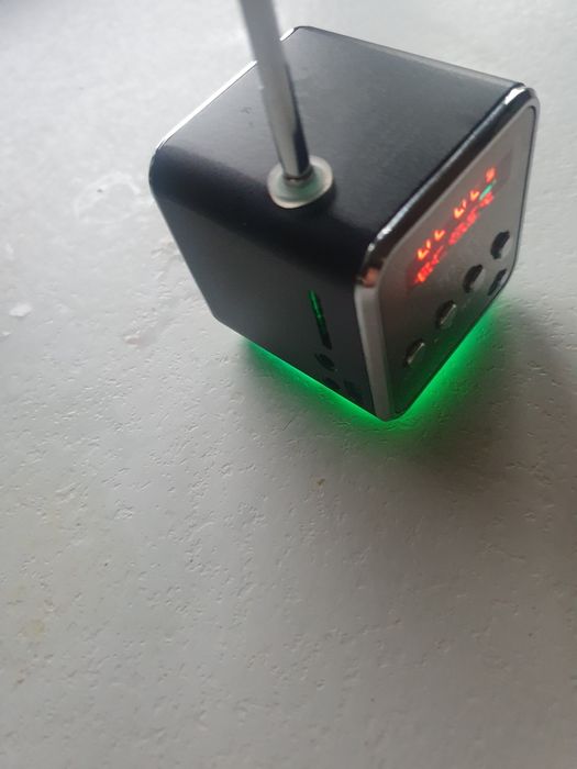 Radio male z akumulatorem prawie mowe