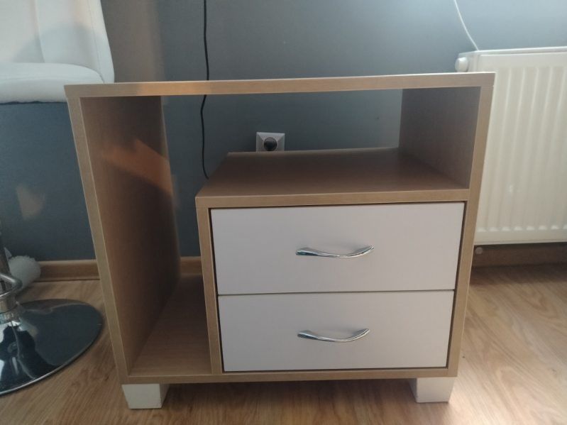 Stolik nocny w bardzo dobrym stanie