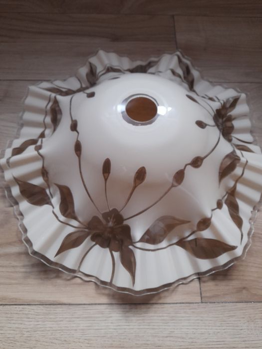 Lampa z akrylowym kloszem