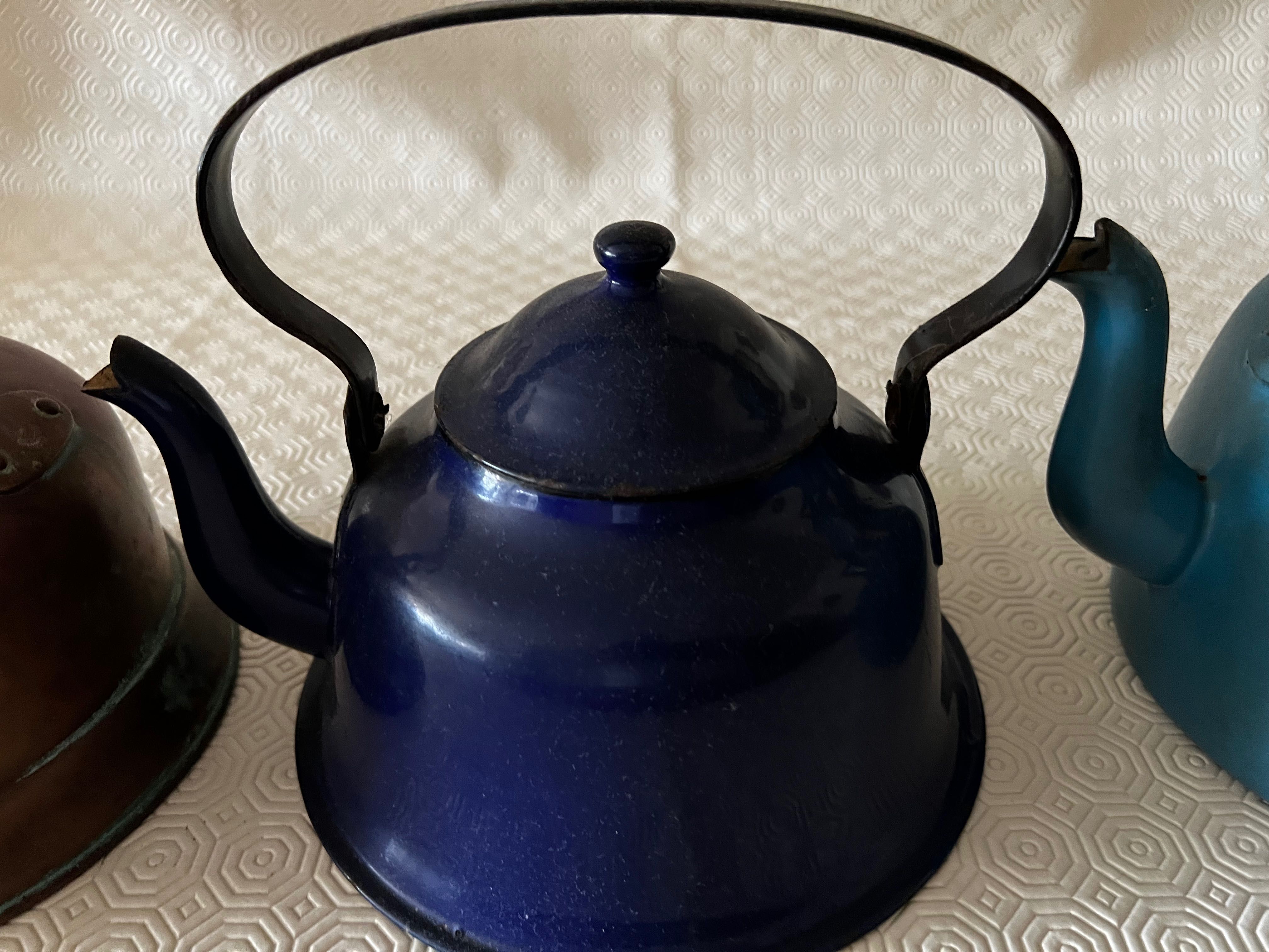 Chaleira antigas em esmalte e cobre e cafeteira em esmalte