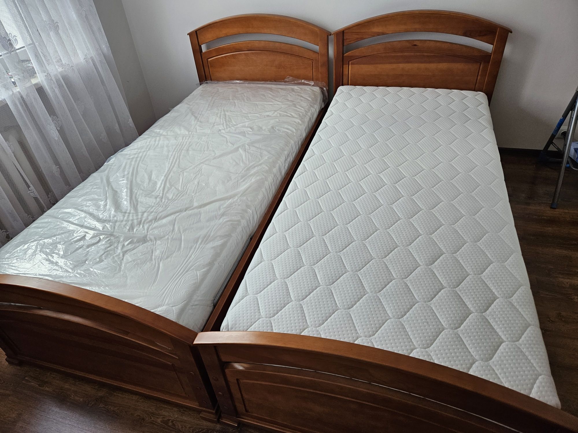 Dwa solidne łóżka drewniane praktycznie nowe z materacami 90x200