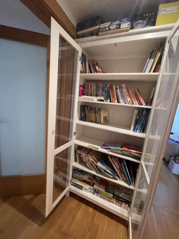 Estante ikea Billy com portas de vidro