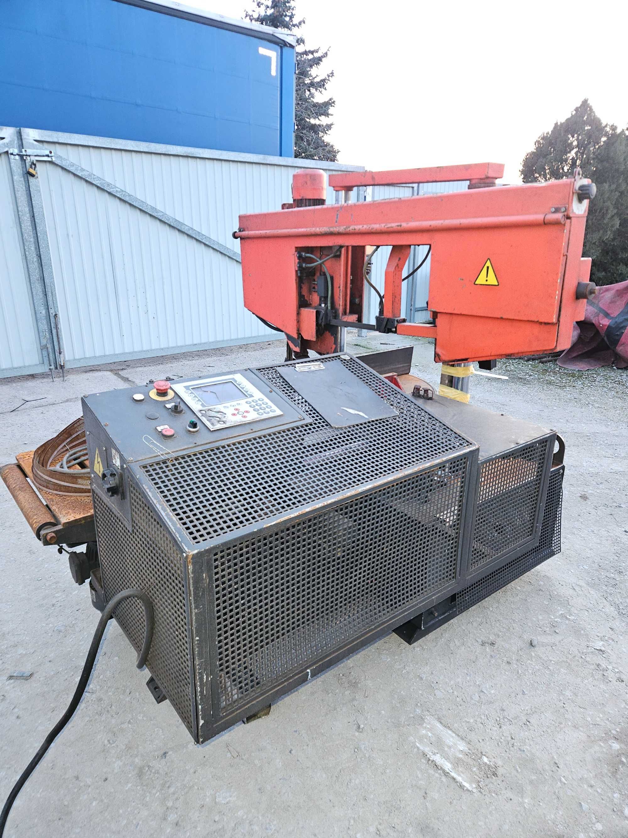 Piła taśmowa do metalu czeska automatyczna z kątami i podajnikiem