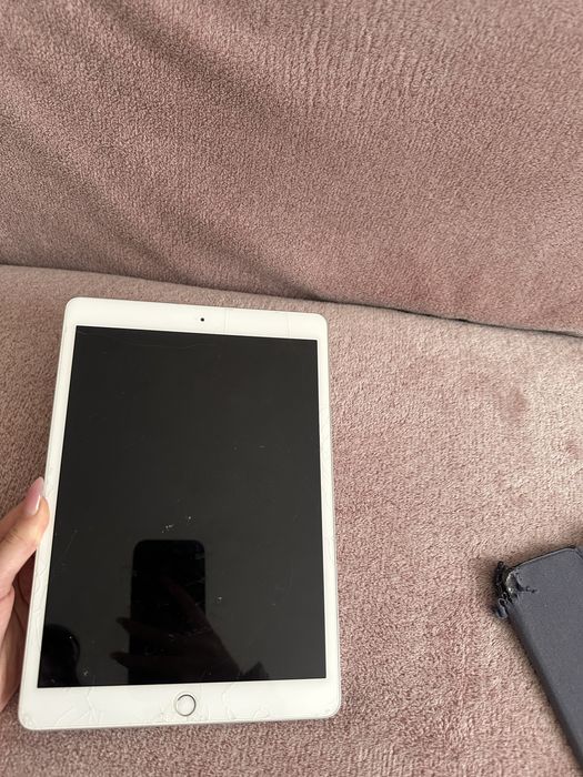 Продам iPad 2020, 32 ГБ — у гарному стані!