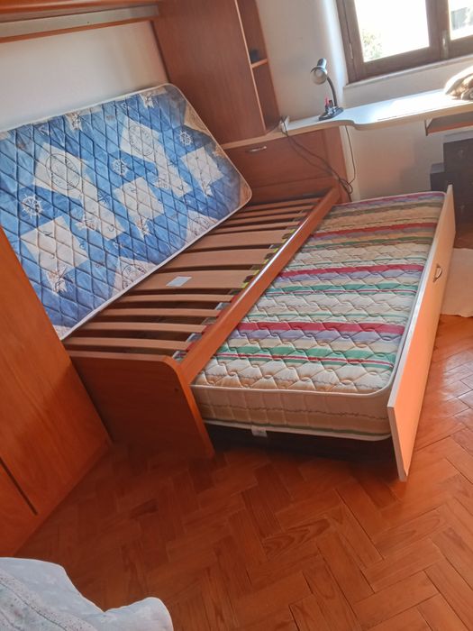 Dois conjuntos de Colchão mais estrados de ripas.