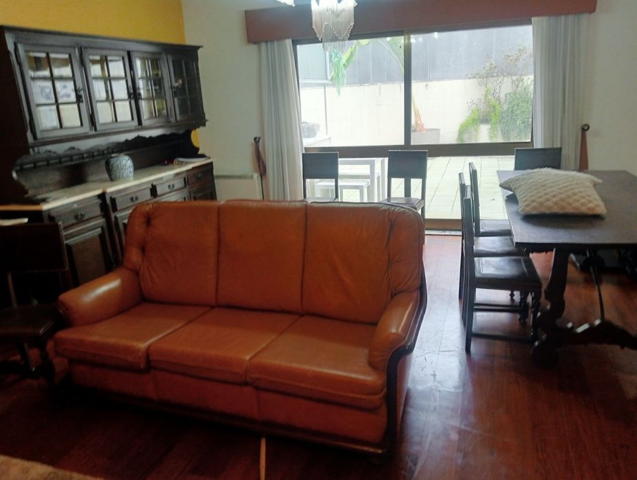 Sofá 3 lugares  e poltrona ( pele verdadeira )