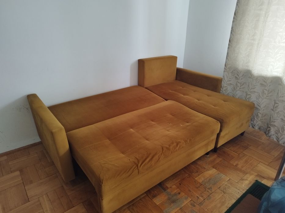 Żółta musztardowa kanapa