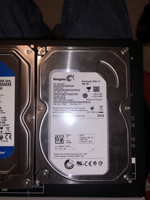 2x HDD, 1x Western Digital 320GB e 1x Barracuda 250GB