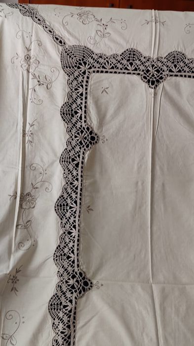 Toalha de mesa retangular bordada e com renda