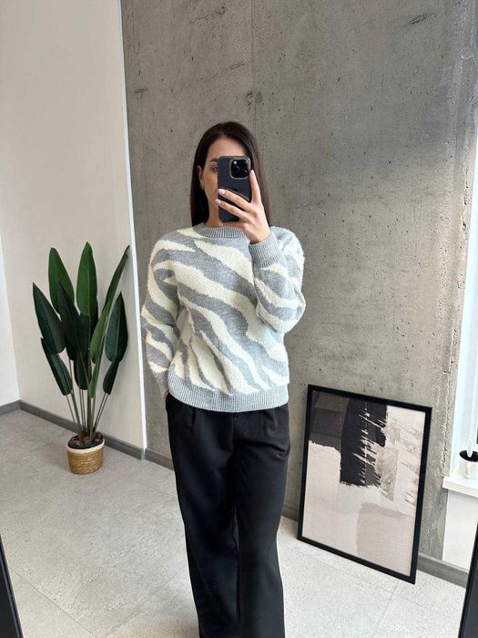 Светр в анімалістичний прнт в сірому кольорі