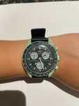 Omega x Swatch SO33G100 Ziemia – Zielona Planeta