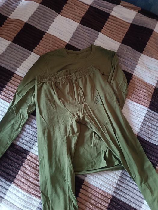 Військова форма,кашкет, комплект білизни.