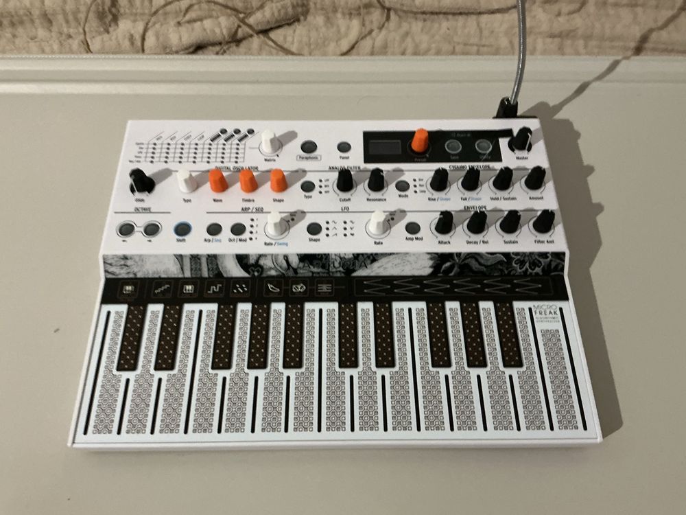 [IGŁA] MicroFreak VoCoder edition biały z mikrofonem + DeckSaver