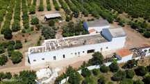 Tavira. Moradia com  implantação de 266 m2 e terreno de 14,5 ha,  em A