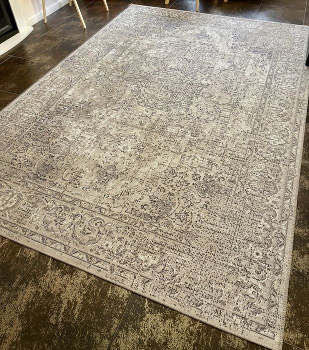 Tapete grande cinzento