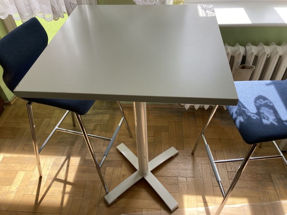 Wysoki stolik kawowy + 2 hokery