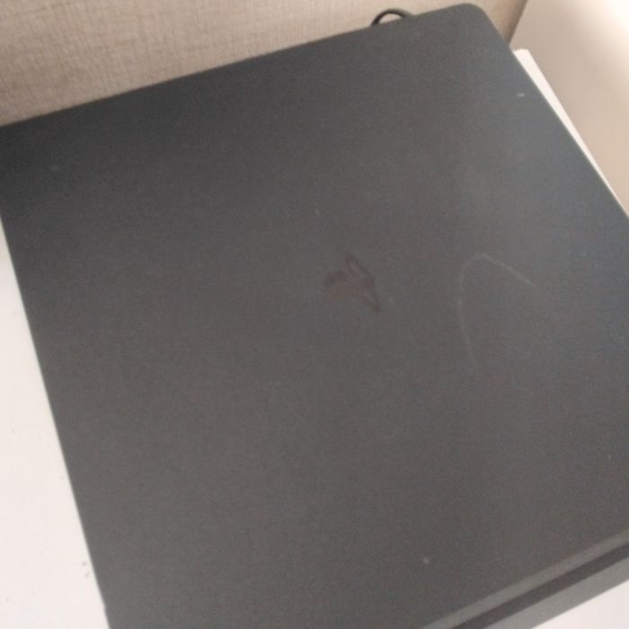 Konsola ps4 slim