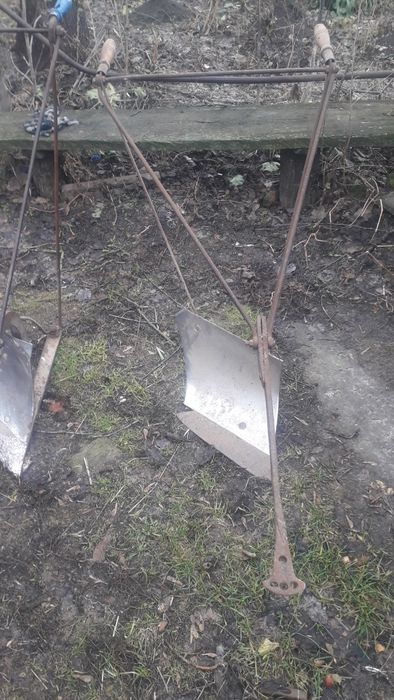 Продам два плуги та окучник до коня.