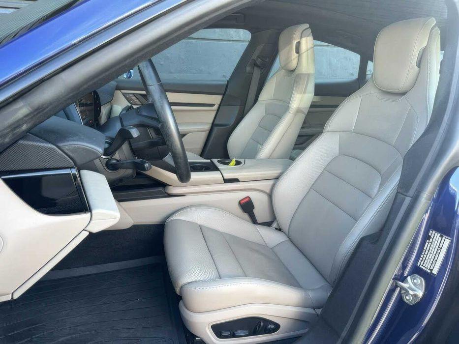 Porsche Taycan      2022