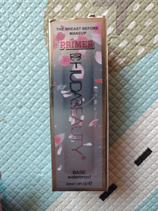 Baza HudaBeauty z płatkami kwiatów pod podkład 40 ml