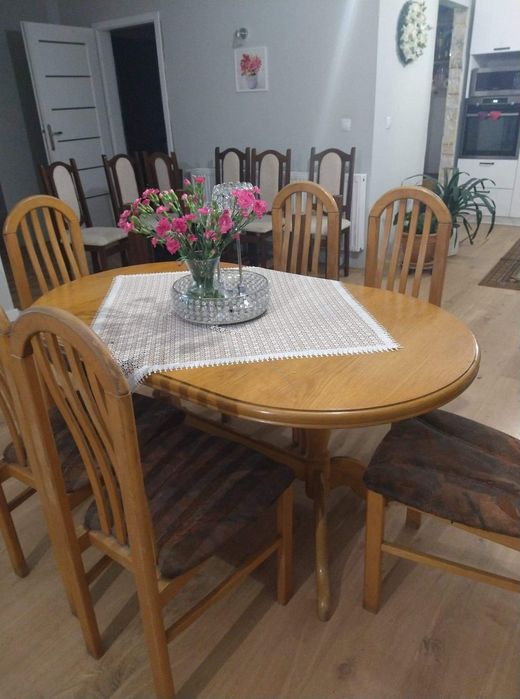 drewniany stół i krzesła do jadalni